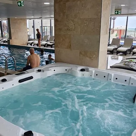 Alezzi Pool & Heated Swimming Pool Apartment *
